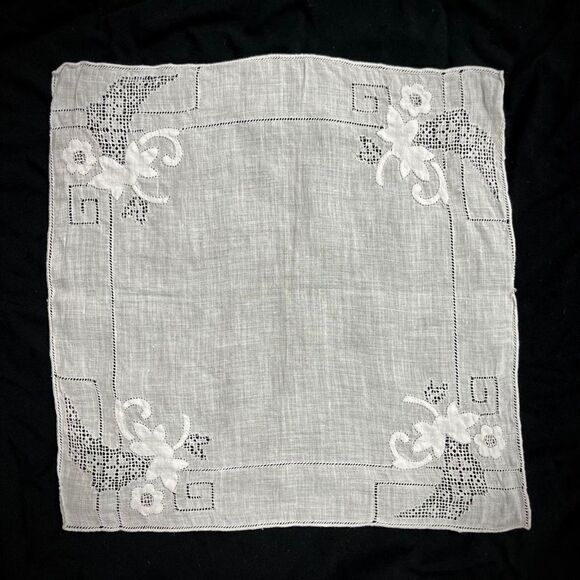 Vtg 50s 60s MCM White Yellow Scallop Lace Floral Lot of 2 Linen Handkerchiefs - Picture 3 of 3